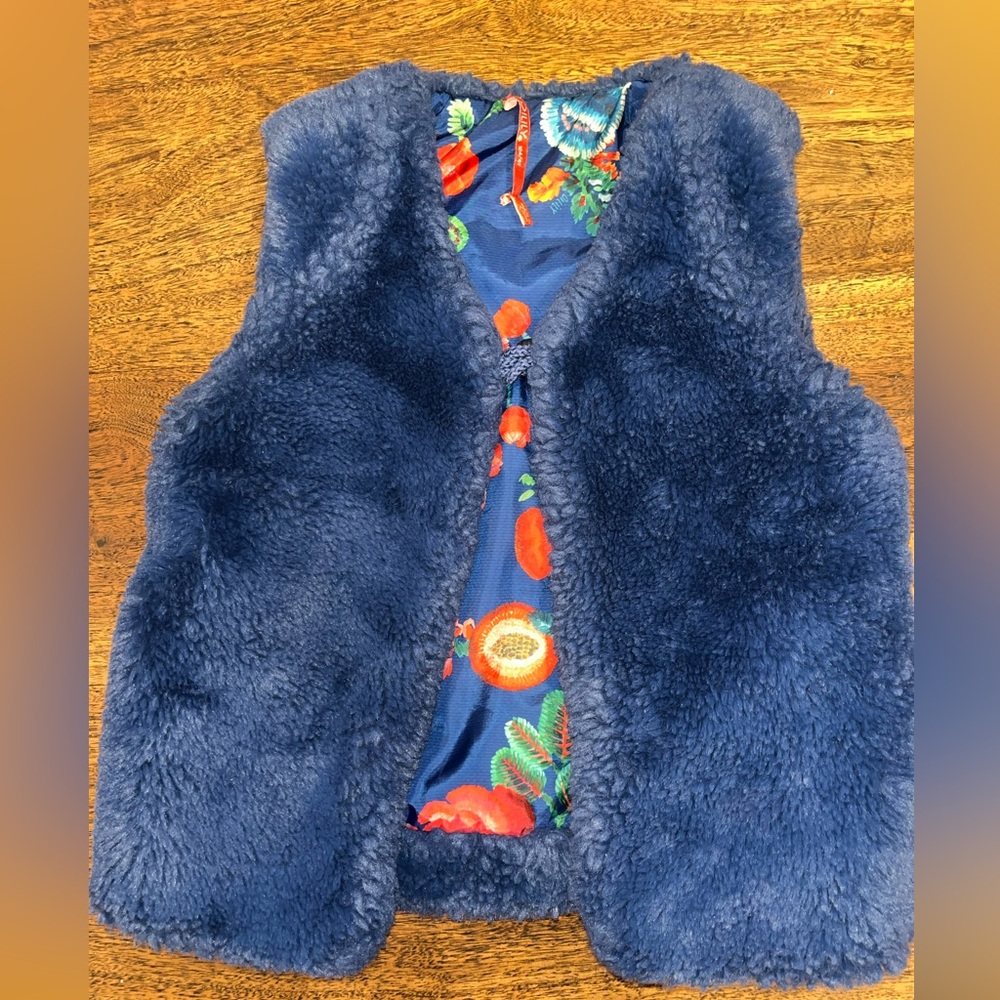 Oilily kids vest size 4Y /104